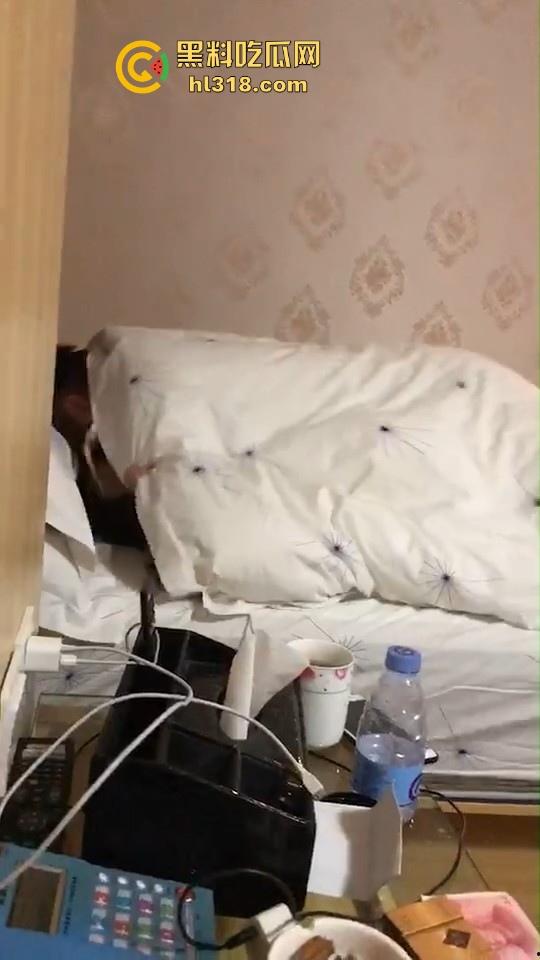 深夜兄弟怒干精神小妹,在旁的我只能眼巴巴的看着,同在一个屋檐下兄弟要不让我也操一下!-2