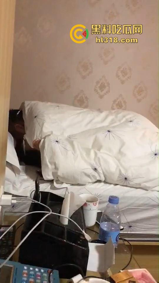 深夜兄弟怒干精神小妹,在旁的我只能眼巴巴的看着,同在一个屋檐下兄弟要不让我也操一下!-3