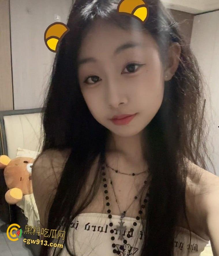 浙江17岁小母狗【徐迎运】,为讨好金主与其朋友3p,舌钉口活别致舒服,未成年酮体就是嫩啊!-3