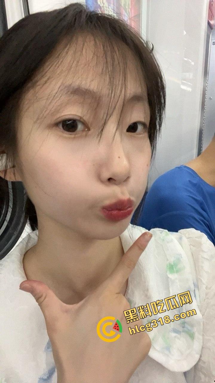 和谐号高铁精虫上脑怎么办？直接带到厕所里口一发，精液在时速220的高铁上喷射在嘴里妙不可言！-5