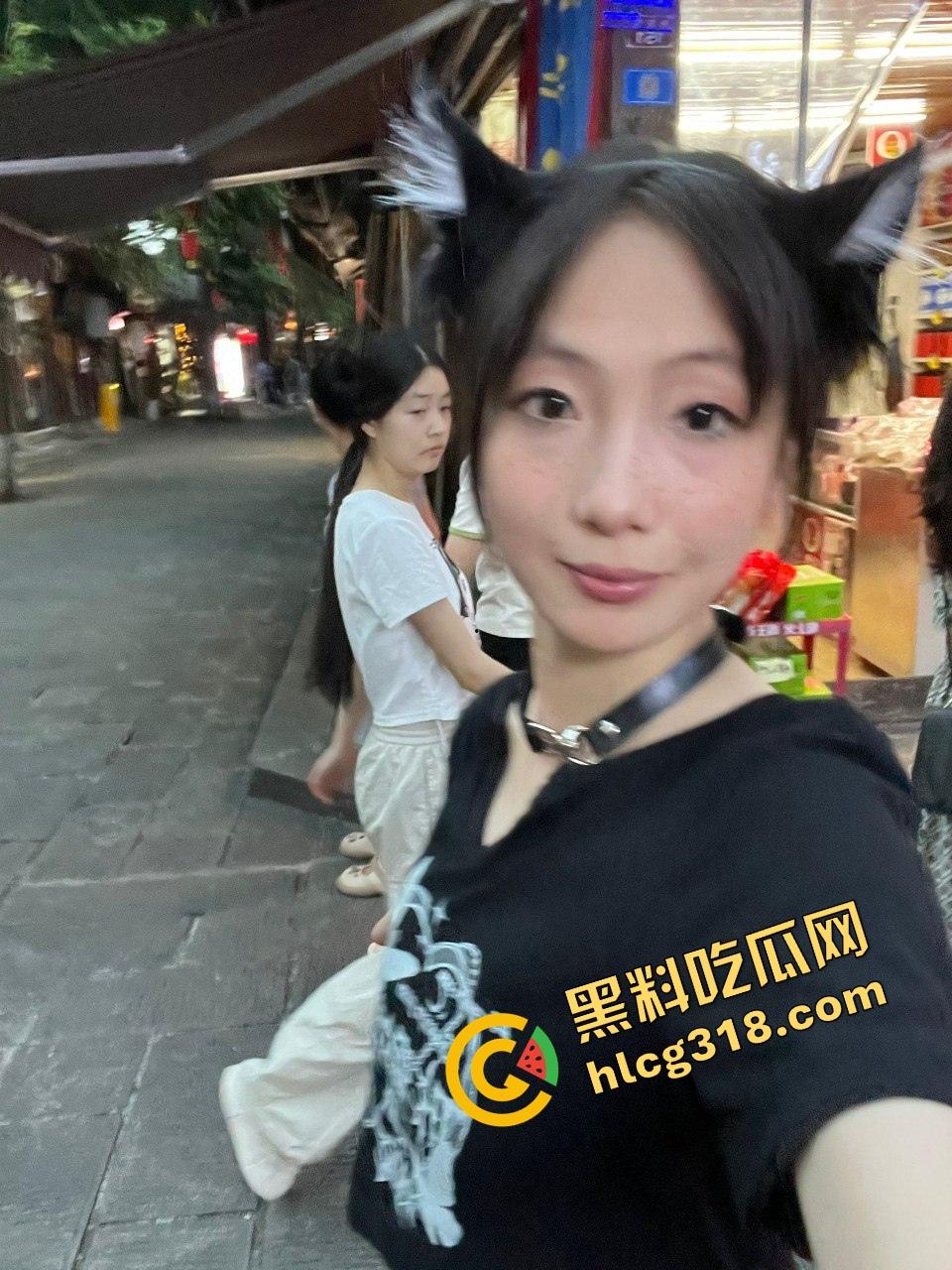 和谐号高铁精虫上脑怎么办？直接带到厕所里口一发，精液在时速220的高铁上喷射在嘴里妙不可言！-6