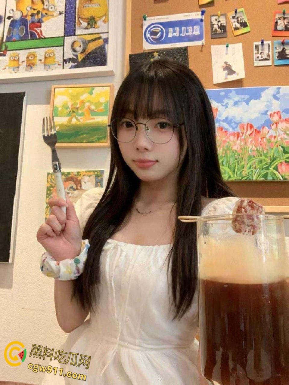 沈阳农业大学研究生【贺芳欣】,被前男友肆意调教无套爆操,玩腻后惨遭抛弃,眼镜妹不仅反差还傻白甜 !-3