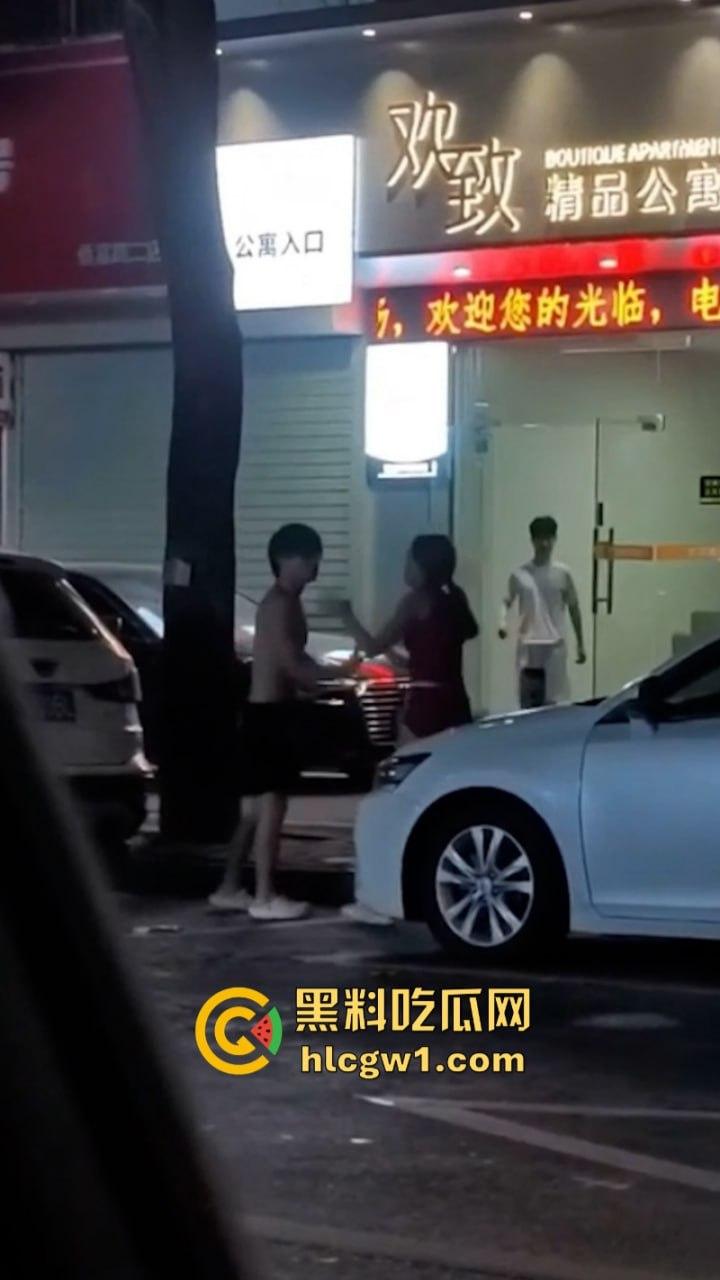 广州清远红衣少女当街强吻赤裸男 倒贴都不要 这货是有多脏?-3