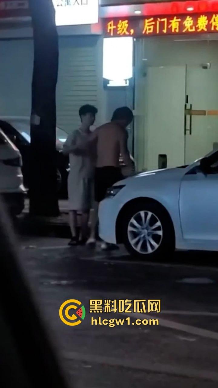 广州清远红衣少女当街强吻赤裸男 倒贴都不要 这货是有多脏?-4