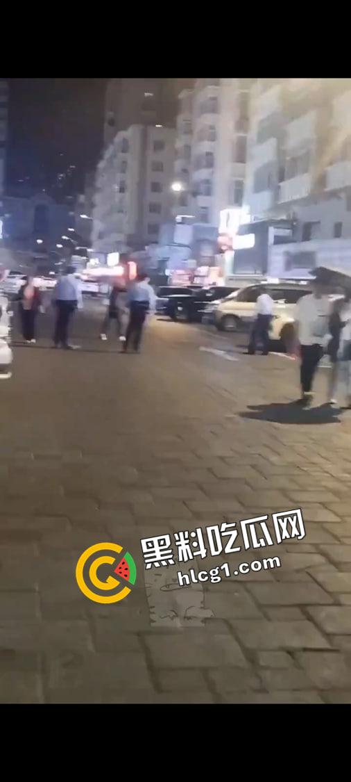 哈尔滨中央大街枪击事件！男子持刀劫人抢车 警察连开五枪未能制服 现场视频流出