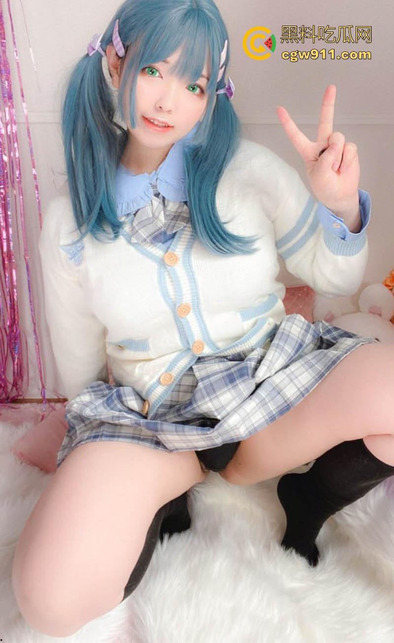 海外巨乳网黄博主【里奥娜·艾斯】COS百变少女自慰，蓝发双马尾水手服，H大奶掰穴自慰，这身材比列真的爱了！