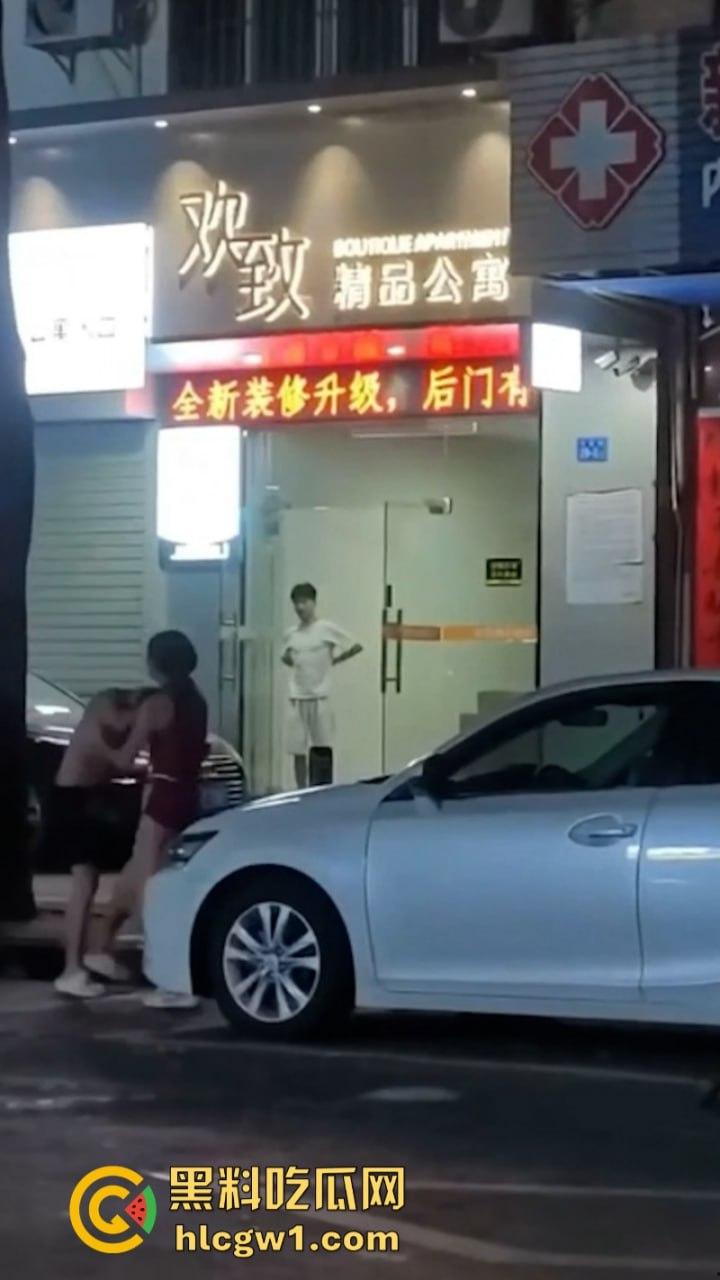广州清远红衣少女当街强吻赤裸男 倒贴都不要 这货是有多脏?-8