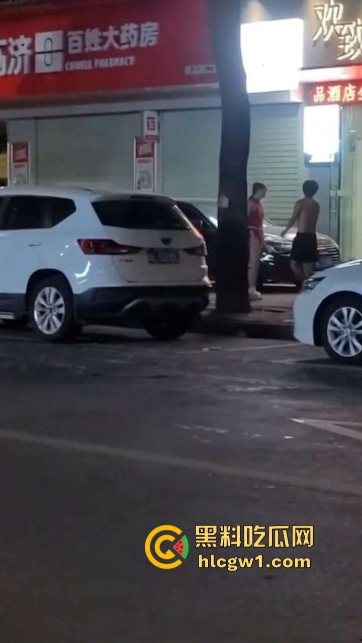 广州清远红衣少女当街强吻赤裸男 倒贴都不要 这货是有多脏?-9