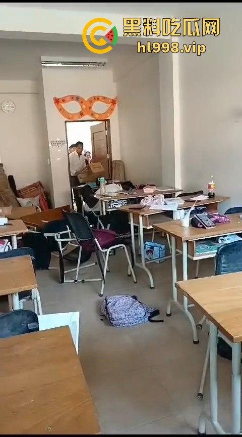 广西百色中学男生玩笑开翻,掏刀狂捅女生!现场尖叫不断,场面混乱不堪!-2