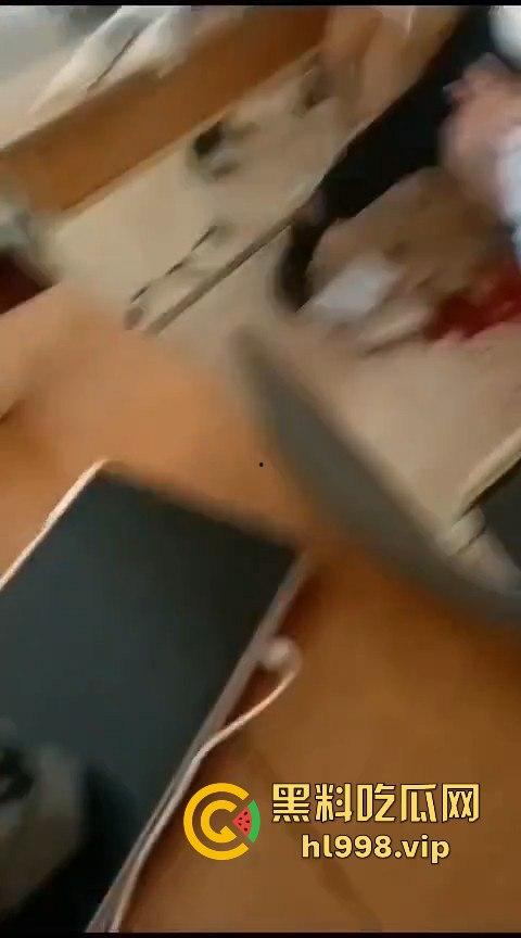 广西百色中学男生玩笑开翻,掏刀狂捅女生!现场尖叫不断,场面混乱不堪!-5