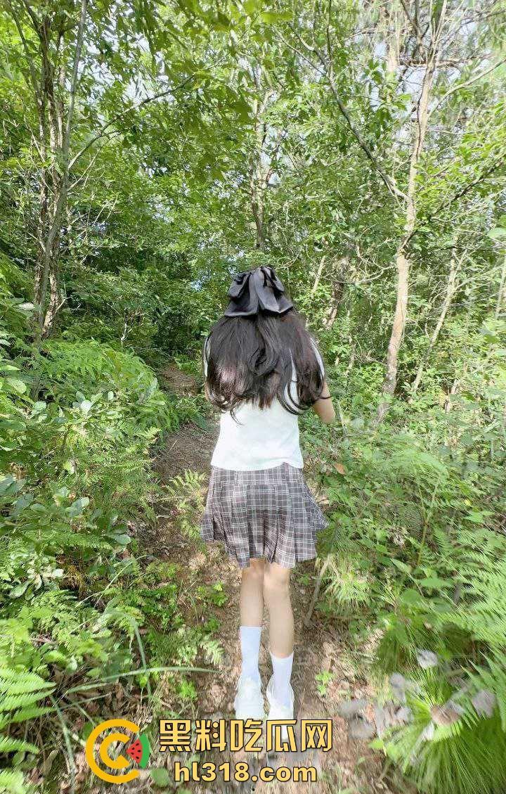 海角乱伦，户外露营跟女儿在小树林做爱，人来人往女儿紧张的要死，阴道却变得无比紧致！