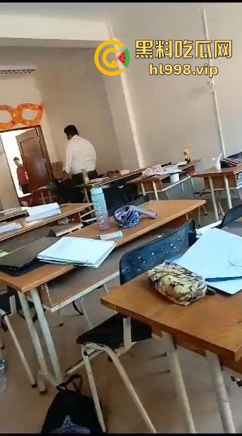 广西百色中学男生玩笑开翻,掏刀狂捅女生!现场尖叫不断,场面混乱不堪!-9