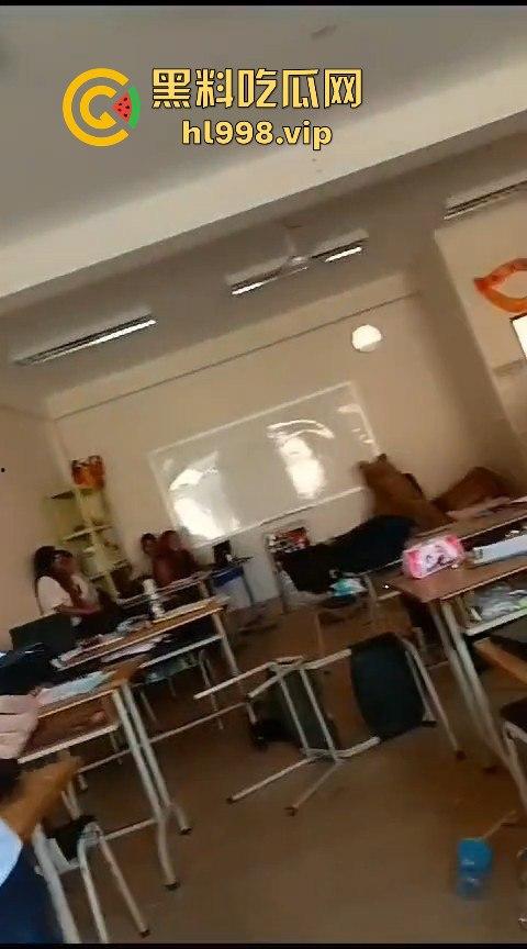 广西百色中学男生玩笑开翻,掏刀狂捅女生!现场尖叫不断,场面混乱不堪!-12