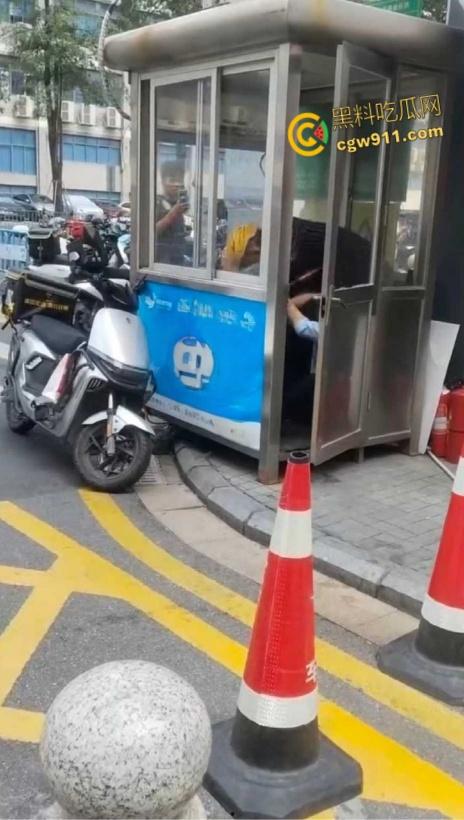 因电动车停放外卖员与保安发生口角,保安情绪失控,将外卖员王某拉扯倒地,未达轻微伤被行政拘留15日!-2