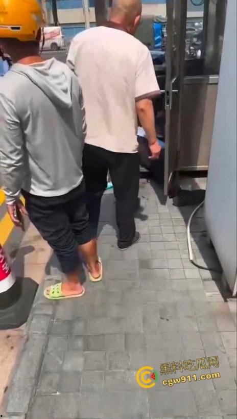 因电动车停放外卖员与保安发生口角,保安情绪失控,将外卖员王某拉扯倒地,未达轻微伤被行政拘留15日!-4