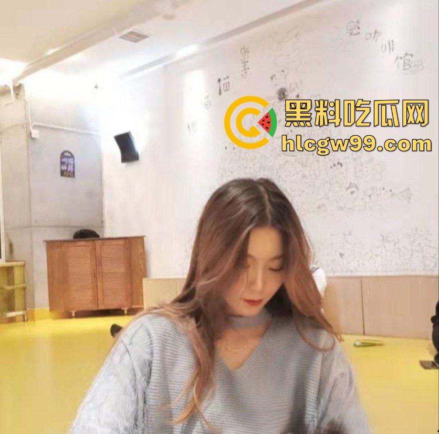 劳斯莱斯车主群惊天大瓜!老婆竟成共享资源,男主毫不介意反获群友点赞,这到底是资本玩法还是纯绿帽?-2