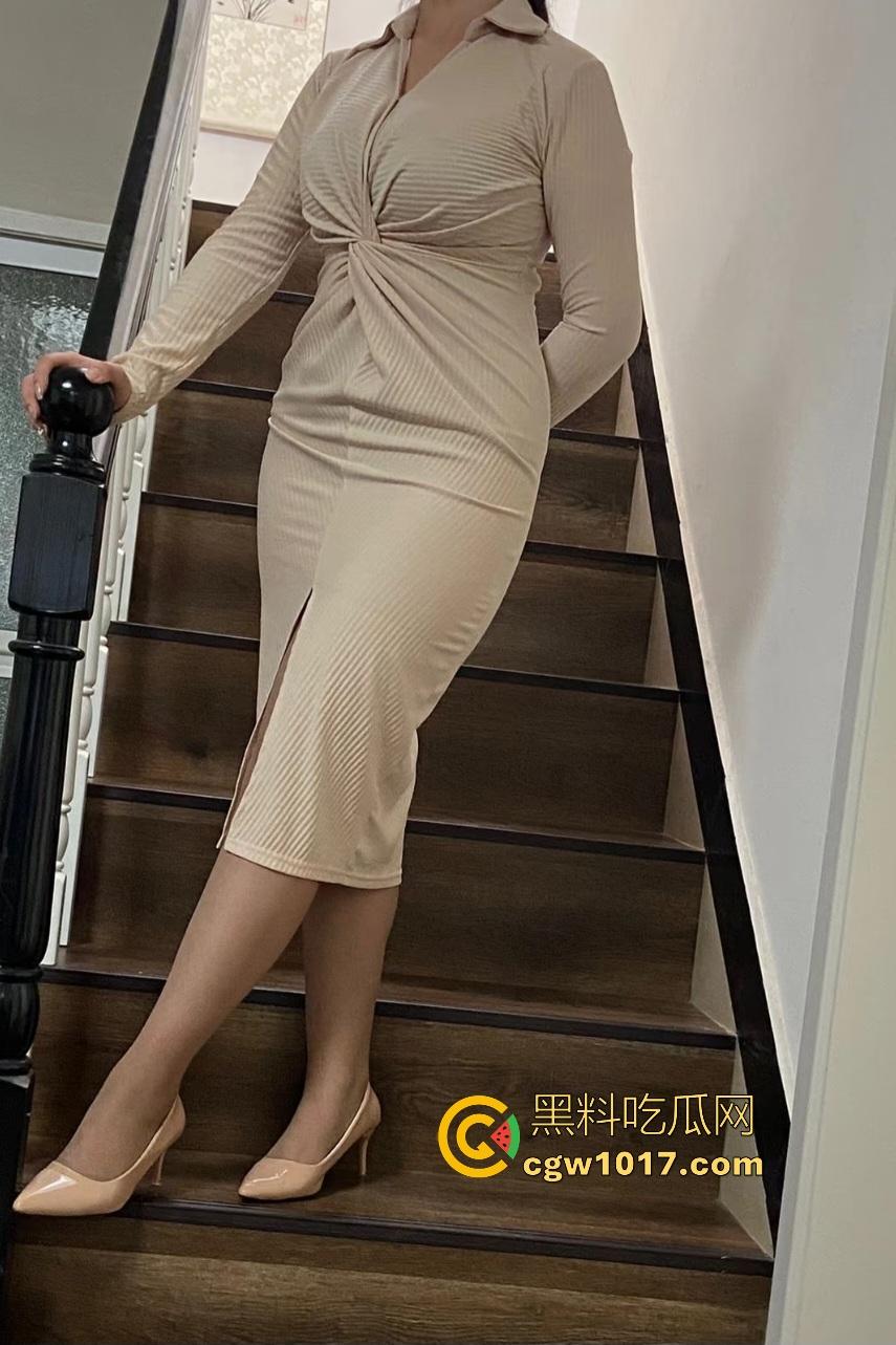 海角社区妈妈午休被儿子玩弄，后爹电话打来时，逼还夹着鸡巴，还用精液帮老妈洗逼毛，真是好儿子！