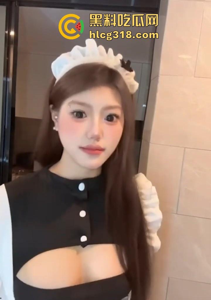 抖音擦边骚女【滢酱】 大尺度付费福利视频流出，巨乳透视蕾丝，揉胸扣穴极具诱惑，隔着屏幕都想要吃一口！-7