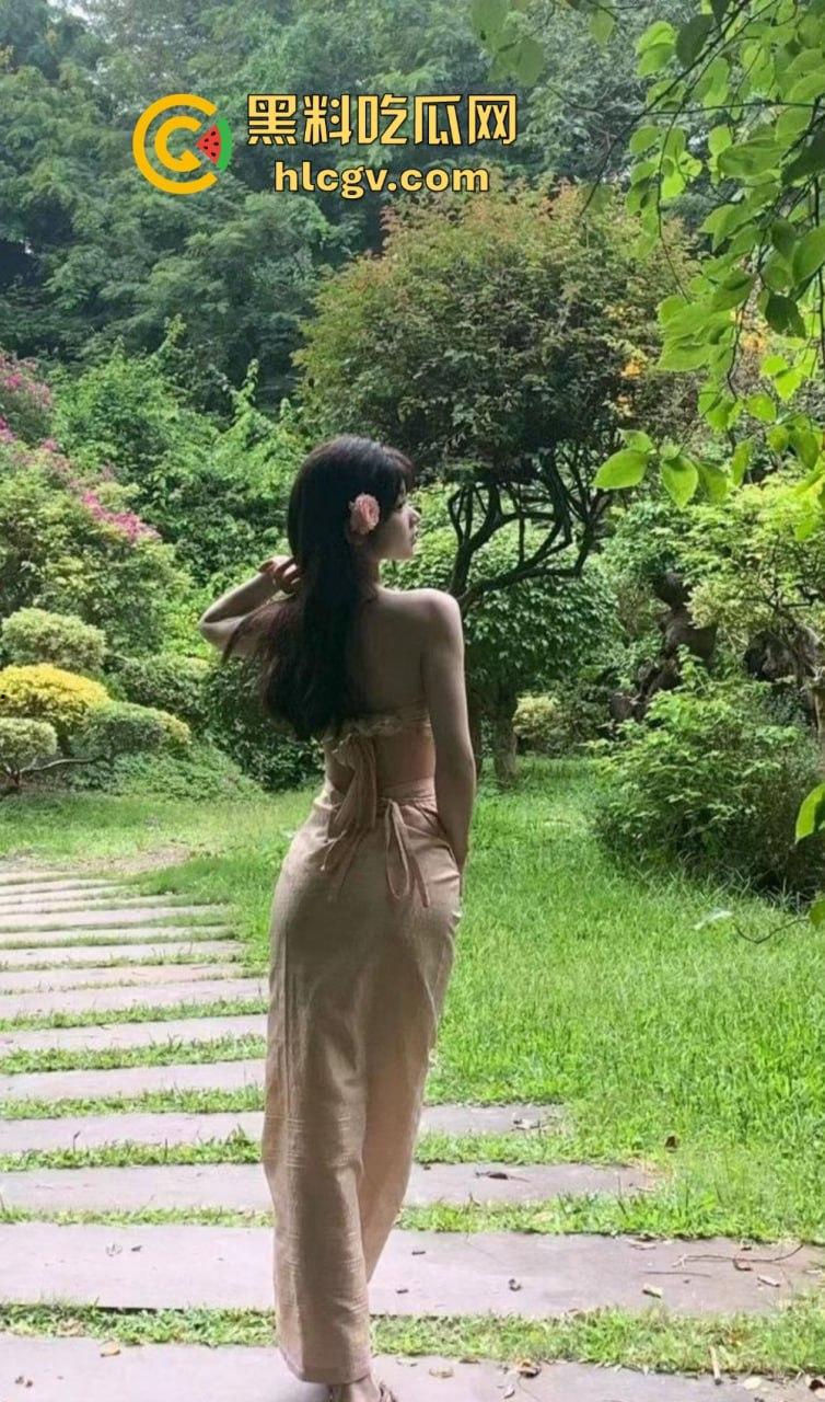 推特【委屈小狗】彻底放飞!黑丝长腿无毛嫩鲍各种姿势任人操,妥妥的后入极品!-3