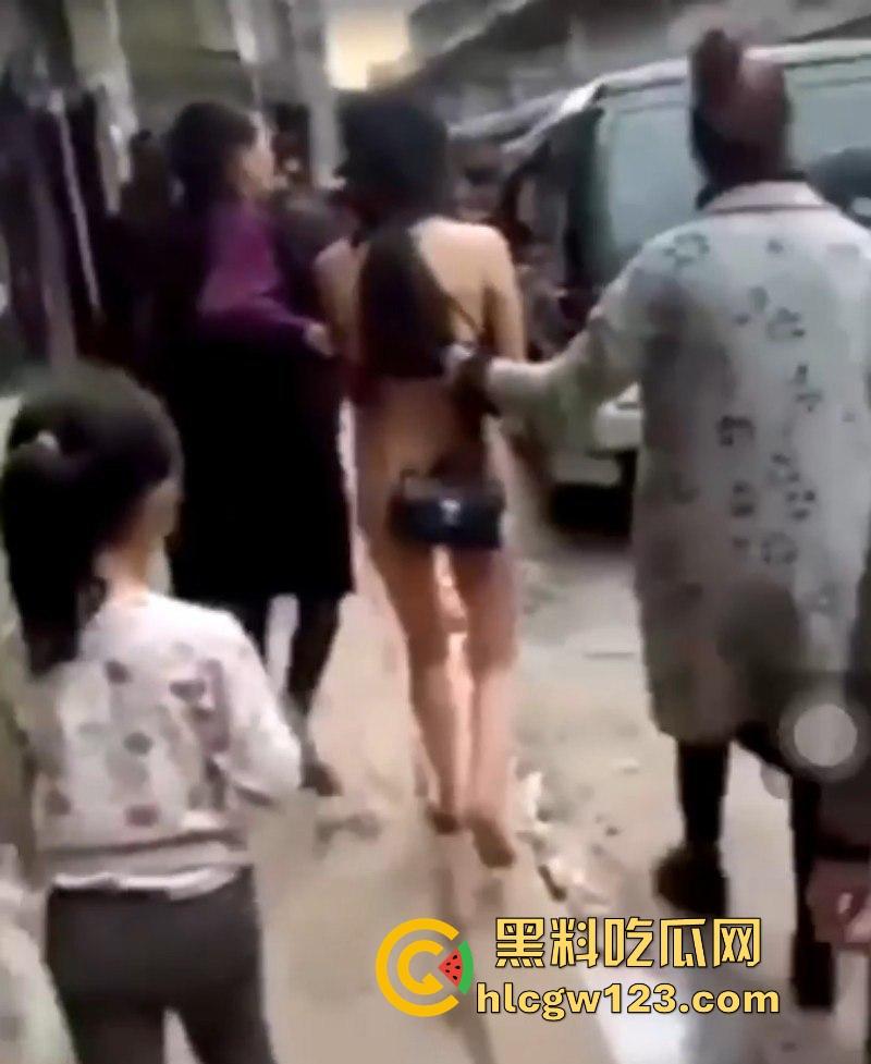 四川宜宾捉奸名场面 原配抓到小三 殴打后扒光将其裸体游街 雪白肥臀亮瞎双眼!-3