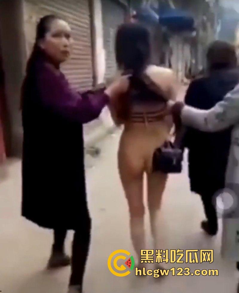 四川宜宾捉奸名场面 原配抓到小三 殴打后扒光将其裸体游街 雪白肥臀亮瞎双眼!-6