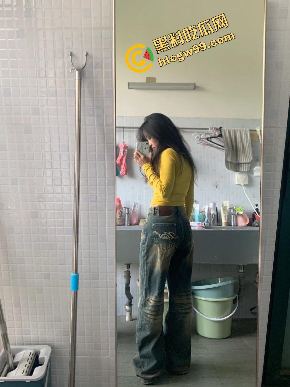 重庆某工厂饥渴骚逼少妇【徐莹莹】逼痒跑到男友宿舍公然骑乘做爱!被曝光用大象玩偶磨逼!独家流出!-2