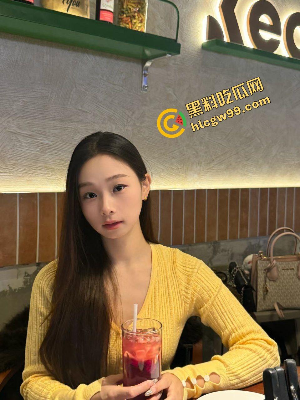 重庆某工厂饥渴骚逼少妇【徐莹莹】逼痒跑到男友宿舍公然骑乘做爱!被曝光用大象玩偶磨逼!独家流出!-4