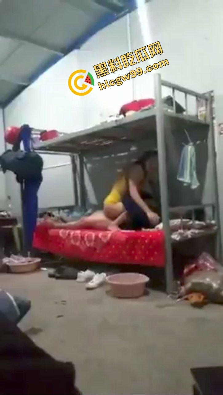 重庆某工厂饥渴骚逼少妇【徐莹莹】逼痒跑到男友宿舍公然骑乘做爱!被曝光用大象玩偶磨逼!独家流出!-5