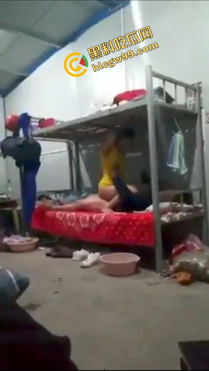 重庆某工厂饥渴骚逼少妇【徐莹莹】逼痒跑到男友宿舍公然骑乘做爱!被曝光用大象玩偶磨逼!独家流出!-6