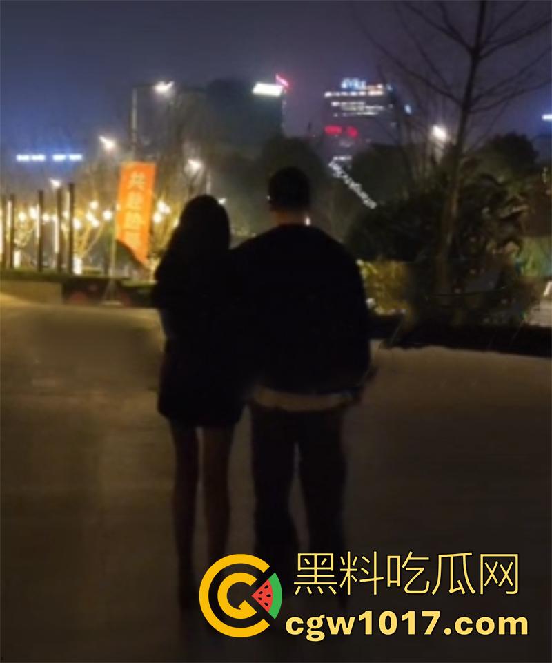 绿帽大神花样情趣，骗合伙人说淫妻是小三，逆天黑丝长腿瞬间征服，献妻给熟人玩弄，酒店淫乱爽翻了！