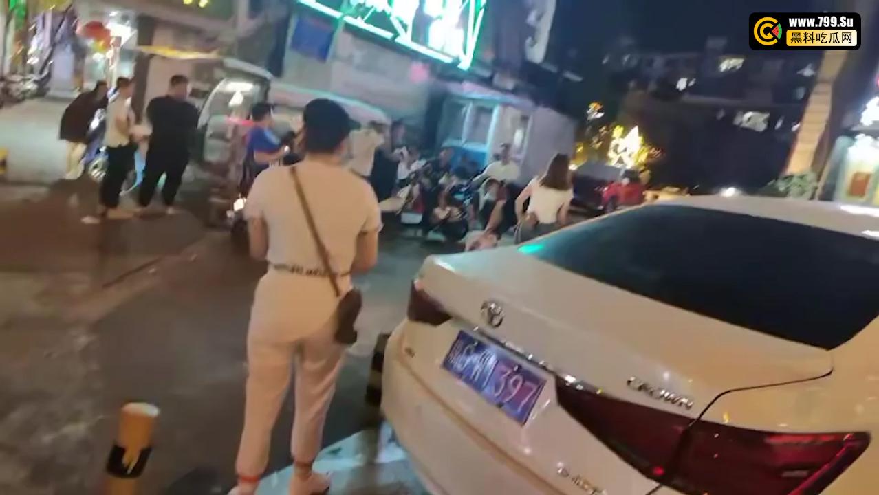 海口市 女子街头用链子牵爬行男事件 有人不做偏要做狗-4