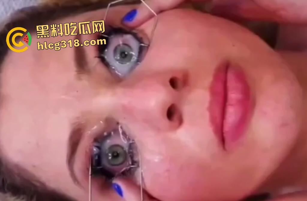 外国女子用开眼器撑眼皮,被男友撸管射精进眼睛,精子灌满双眼,这是开天眼了吧?-4