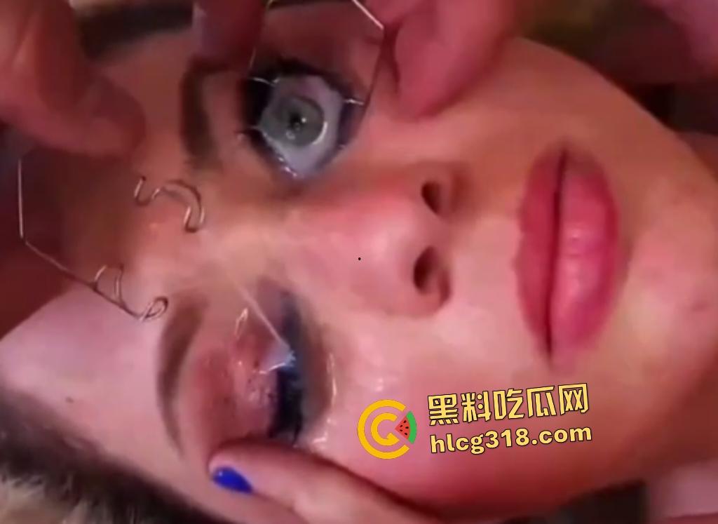 外国女子用开眼器撑眼皮,被男友撸管射精进眼睛,精子灌满双眼,这是开天眼了吧?-7