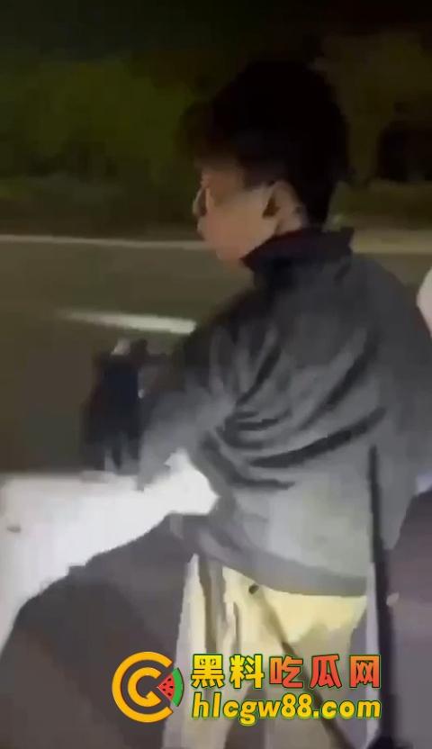 普宁盛产精神小伙，精神小伙又疯了？刀仔砍人血溅街头，这回不是社会摇，是进局子摇！-5