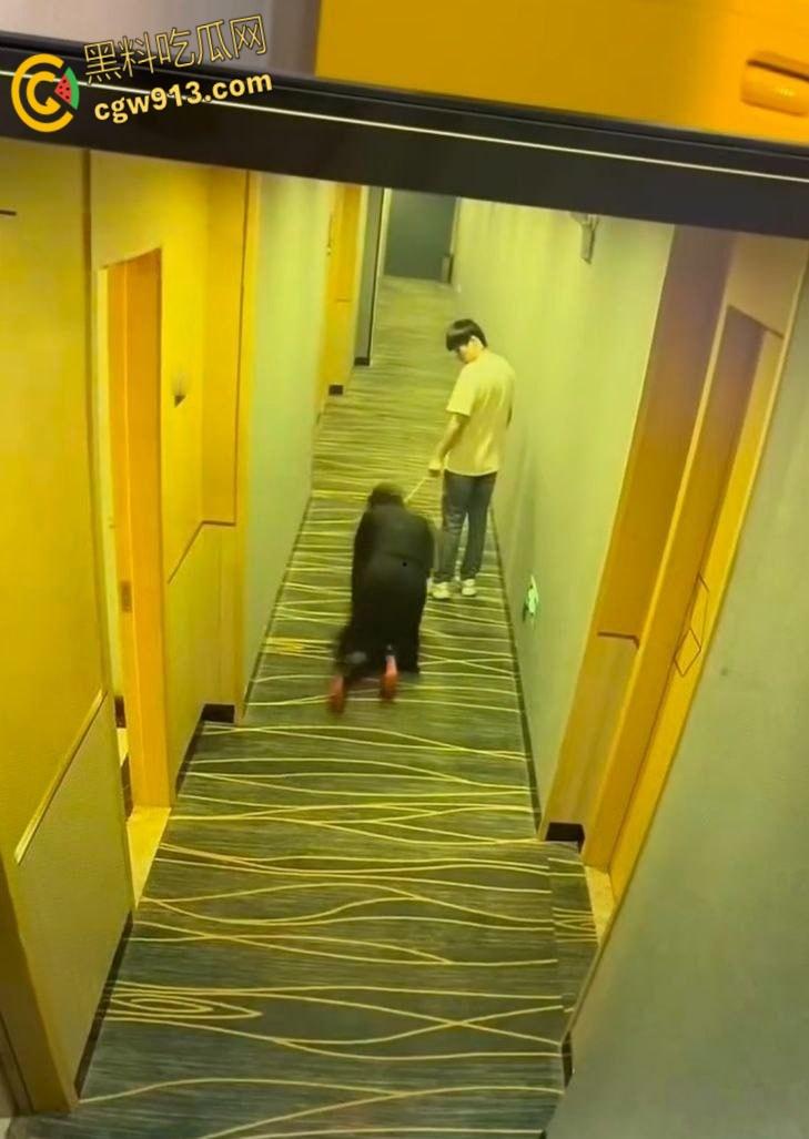 酒店监控拍下吾辈楷模,男子牵狗链,黑群女子像狗爬行,路过群众惊掉下巴,奇葩任务引爆字母圈 !-4
