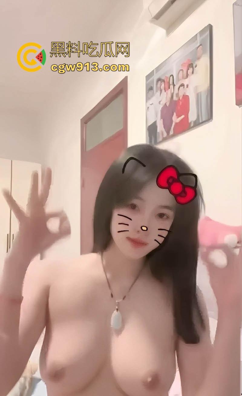 湖南沧州化妆师【尤文静】不雅视频曝光，为追前任自拍私密片，露脸自摸嫩穴勾引，自慰摩擦淫水四溅！-9