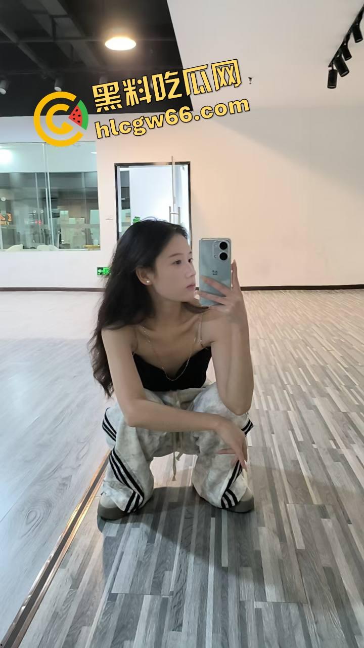 00后女大学生真就不想上班了,集体冲进抖音求包养,每日更新身高体重照片,不投简历只投金主!-14