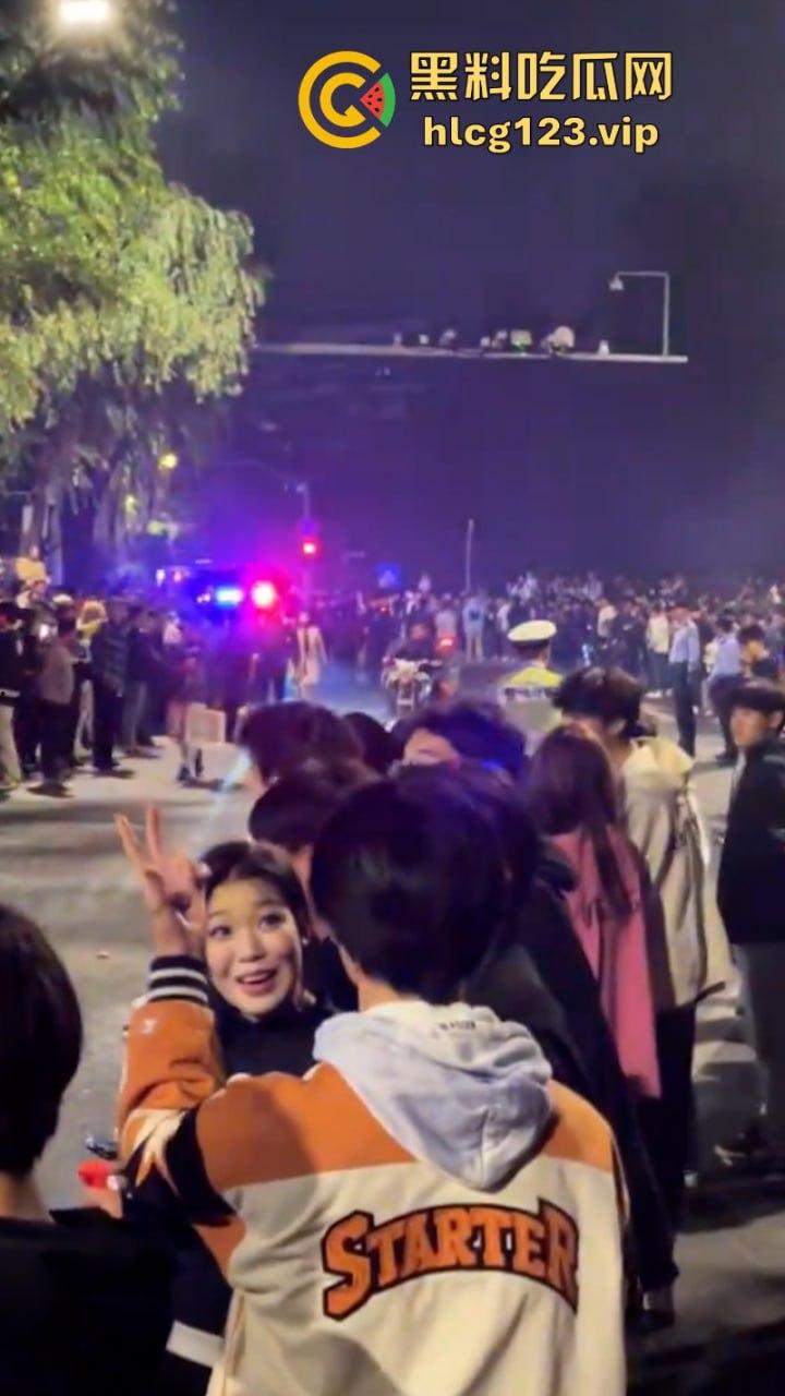 欠收拾！鬼火少年济南闹市区炸街 飙车放火 大街蹦迪 人还是不能吃得太饱！