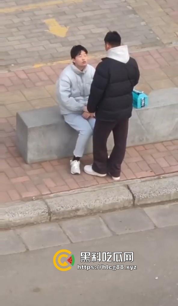 河南交通大学热瓜！两个基佬学校操场激情热吻 还抱着转圈圈 这是真辣眼睛！-5