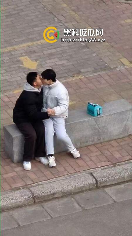 河南交通大学热瓜！两个基佬学校操场激情热吻 还抱着转圈圈 这是真辣眼睛！-7