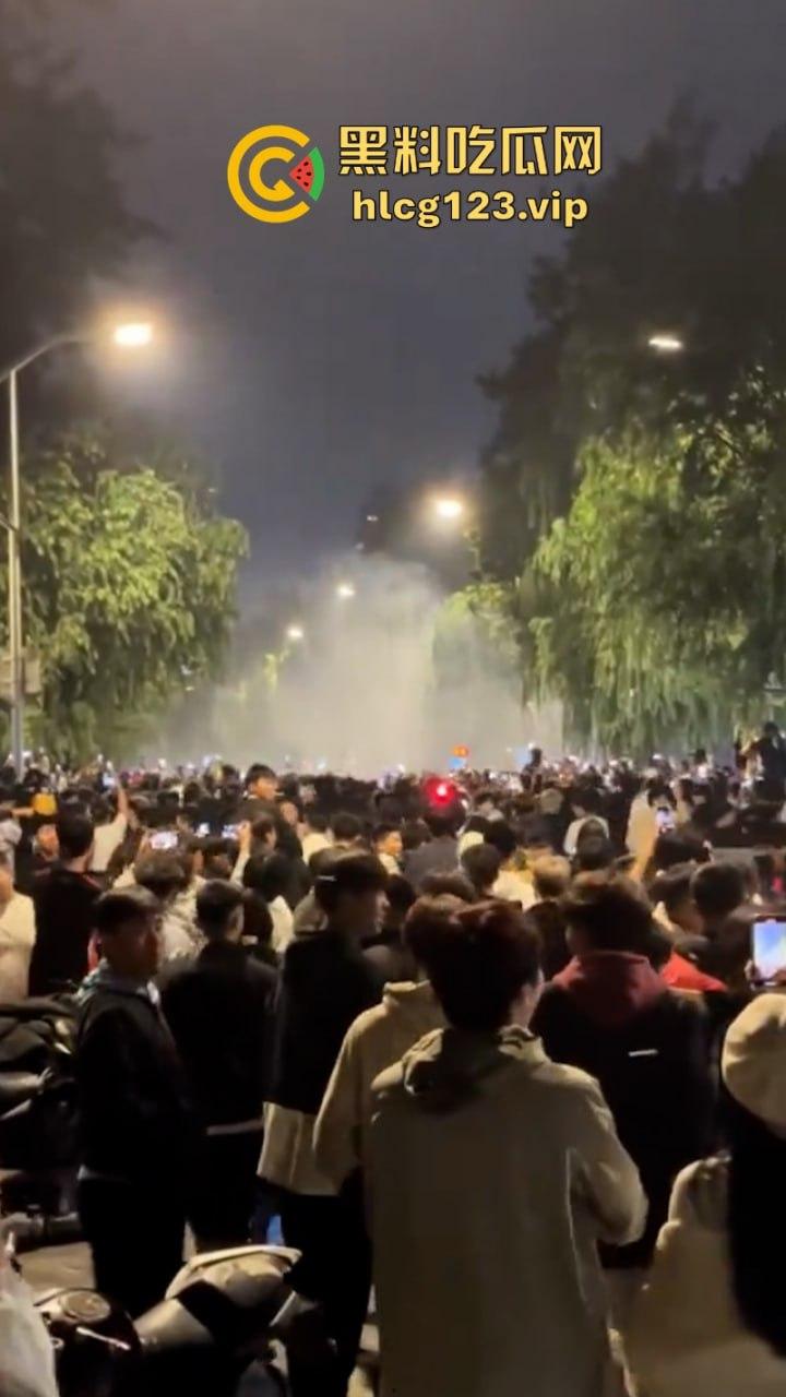 欠收拾!鬼火少年济南闹市区炸街 飙车放火 大街蹦迪 人还是不能吃得太饱!-8