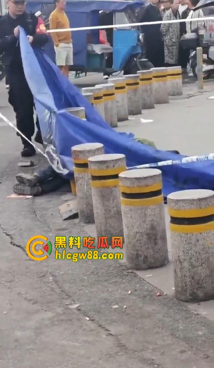 浙江绍兴大润发门口血案惊现，大唐街头持刀狂砍，多人倒地不起，随机连杀四人场面太他妈狠了！-3