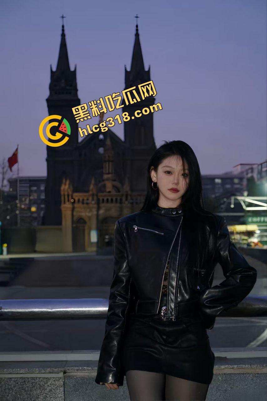 海边捞贝壳结果捞到极品户型，妹子真空出门一弯腰短裙底下整片骚缝露出来，兄弟们这户型值不值下手！