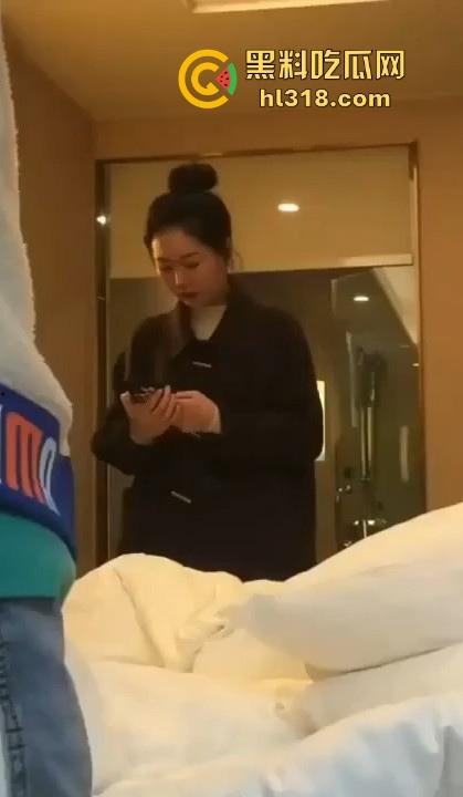 健身女教练出轨男学员，气质人妻酒店约炮，检验训练成果，健身动作全用到床上来 极具观赏性！