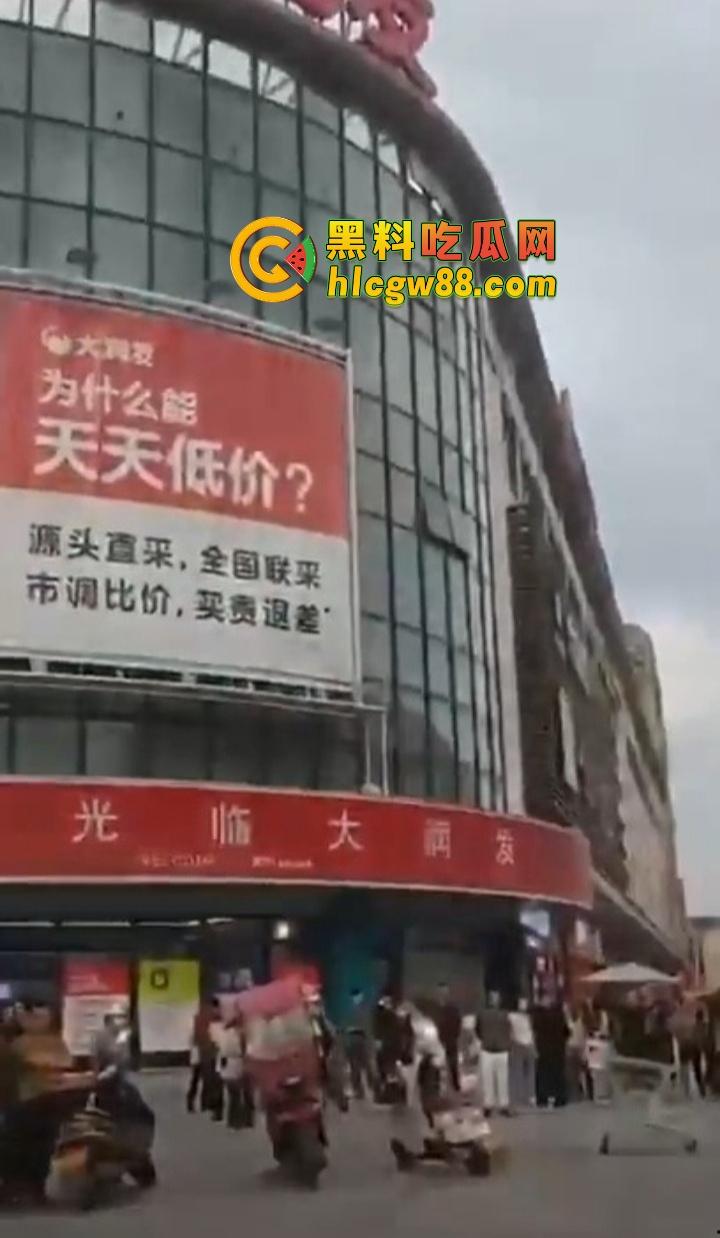 浙江绍兴大润发门口血案惊现，大唐街头持刀狂砍，多人倒地不起，随机连杀四人场面太他妈狠了！-12