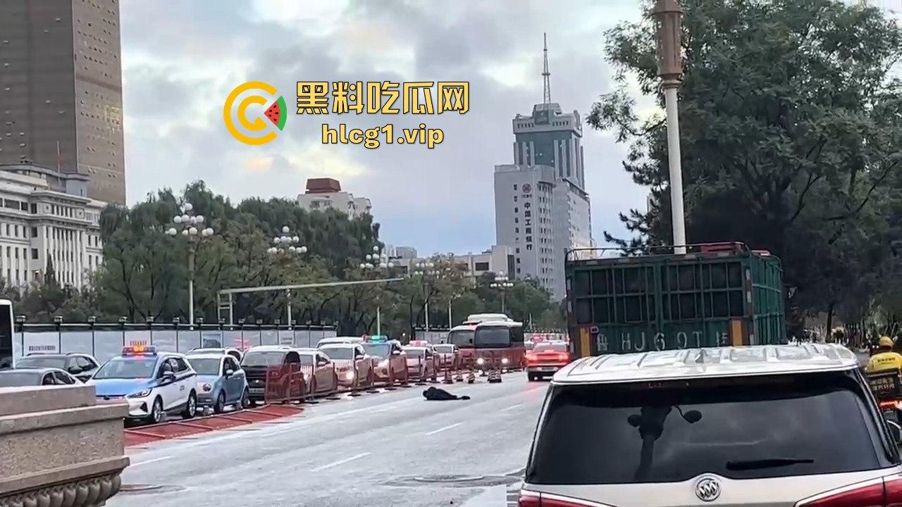 太原醉汉主干道停车持刀战3交警,打不过直接扒车逃跑,结果被托飞30米!-2