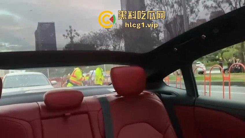 太原醉汉主干道停车持刀战3交警,打不过直接扒车逃跑,结果被托飞30米!-3