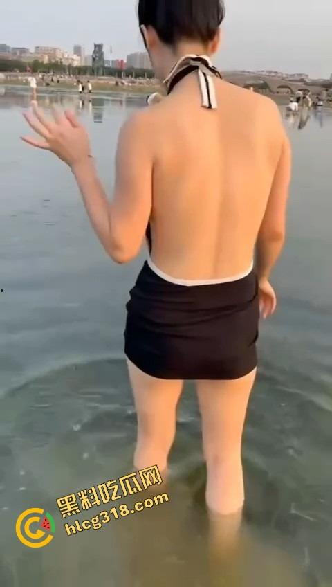 海边捞贝壳结果捞到极品户型,妹子真空出门一弯腰短裙底下整片骚缝露出来,兄弟们这户型值不值下手!-12