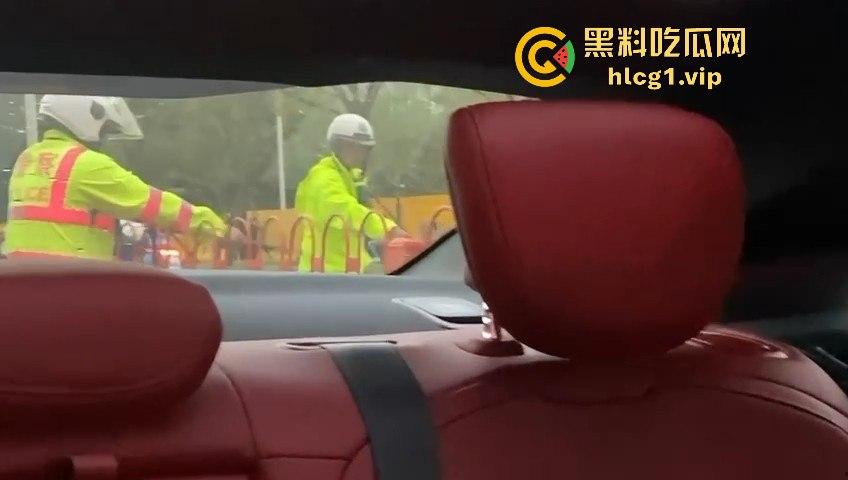 太原醉汉主干道停车持刀战3交警,打不过直接扒车逃跑,结果被托飞30米!-4