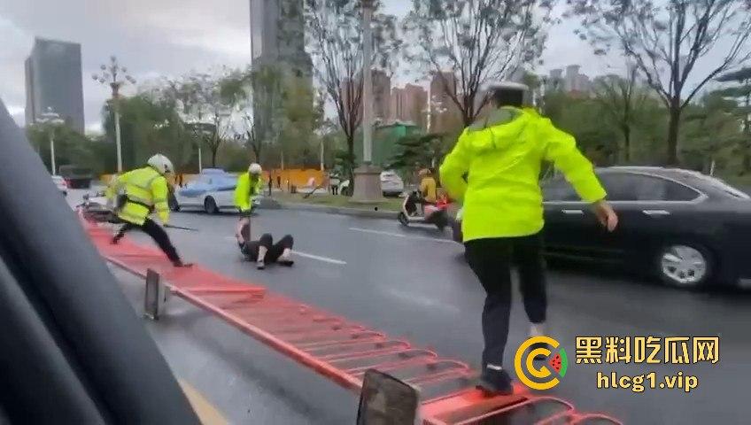 太原醉汉主干道停车持刀战3交警,打不过直接扒车逃跑,结果被托飞30米!-5